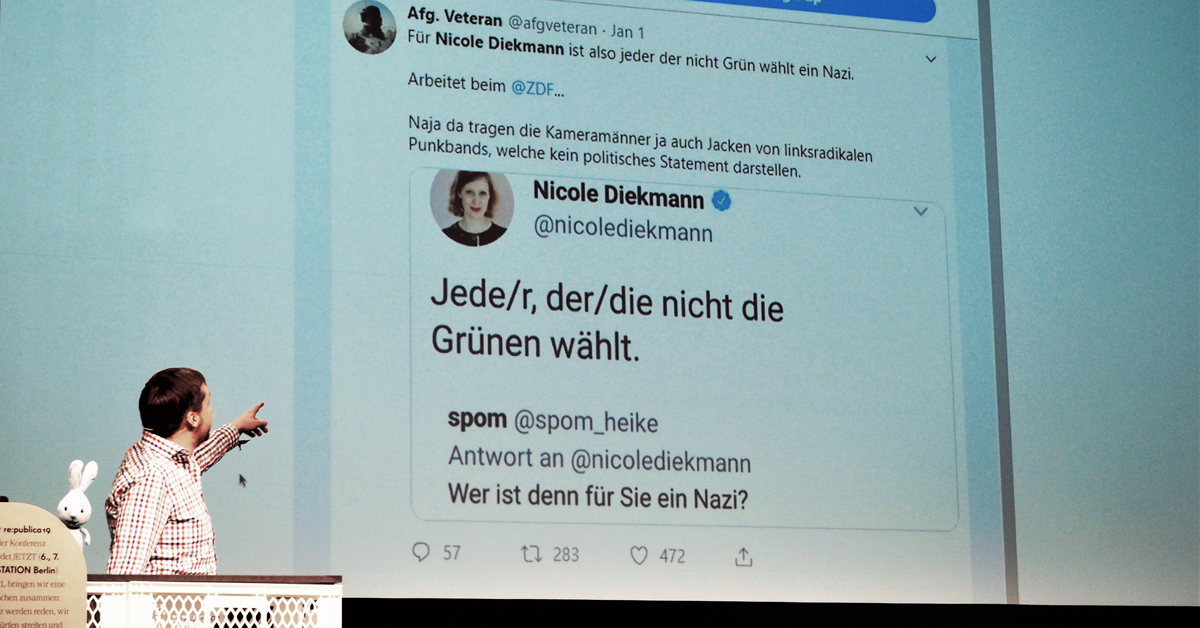 Auf dem Bild sieht man den Social Media Analyst Luca Hammer, der anhand eines Tweets von Nicole Diekmann Shitstorms erklärt.