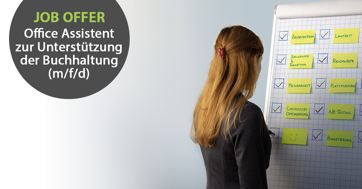 Links im Bild der Text "Job-Offer: Office Assistent zur Unterstützung der Buchhaltung", rechts im Bild schreibt eine Frau etwas auf eine Flipchart.