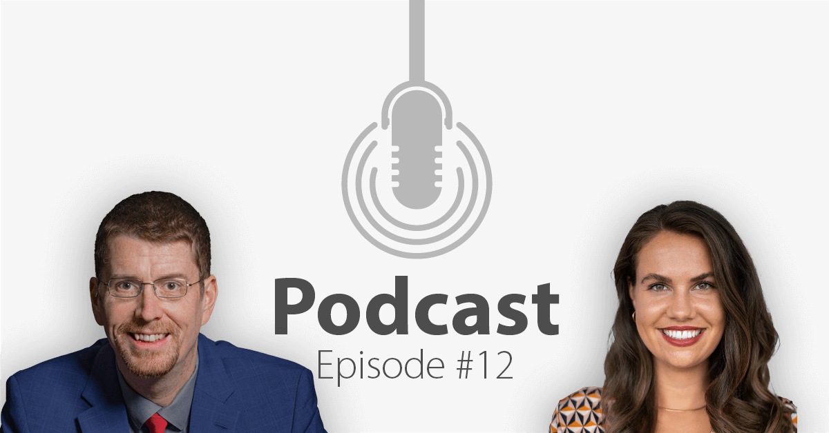 Das Bild zeigt links das Porträtbild eines Mannes, rechts das Porträtbild einer Frau, in der Mitte ist ein Mikrofon-Icon platziert und der Schriftzug "Podcast Episode 12", in welcher es um Social Selling geht.