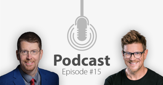 Das Bild zeigt links das Porträtbild eines Mannes, rechts das Porträtbild eines weiteren Mannes, in der Mitte ist ein Mikrofon-Icon platziert und der Schriftzug "Podcast Episode 15", in welcher es um Social Sellinggeht.