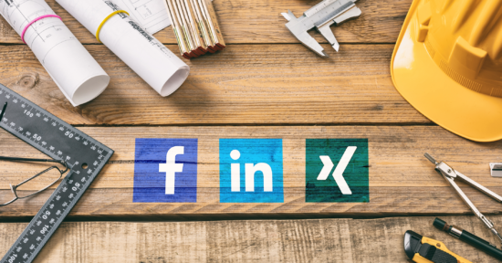 Facebook, LinkedIn, XING Logos mit Werkzeug auf einem Holztisch