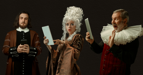 drei Männer und eine Frau mit weißer Perücke in vintage renaissance Kleidung haben Handys und Tablets in den Händen und schauen erschrocken in die Kamera